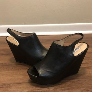 🖤Steve Madden peep toe wedges
